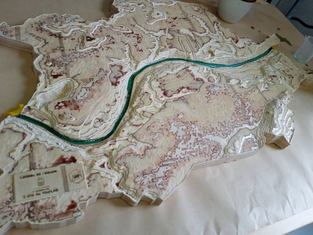 Carte d\'Andenne en relief (avec la Meuse en résine epoxy), usinée à la fraiseuse numérique, offerte à la Ville d\'Andenne à l\'occasion des 5 ans du YourLAB.